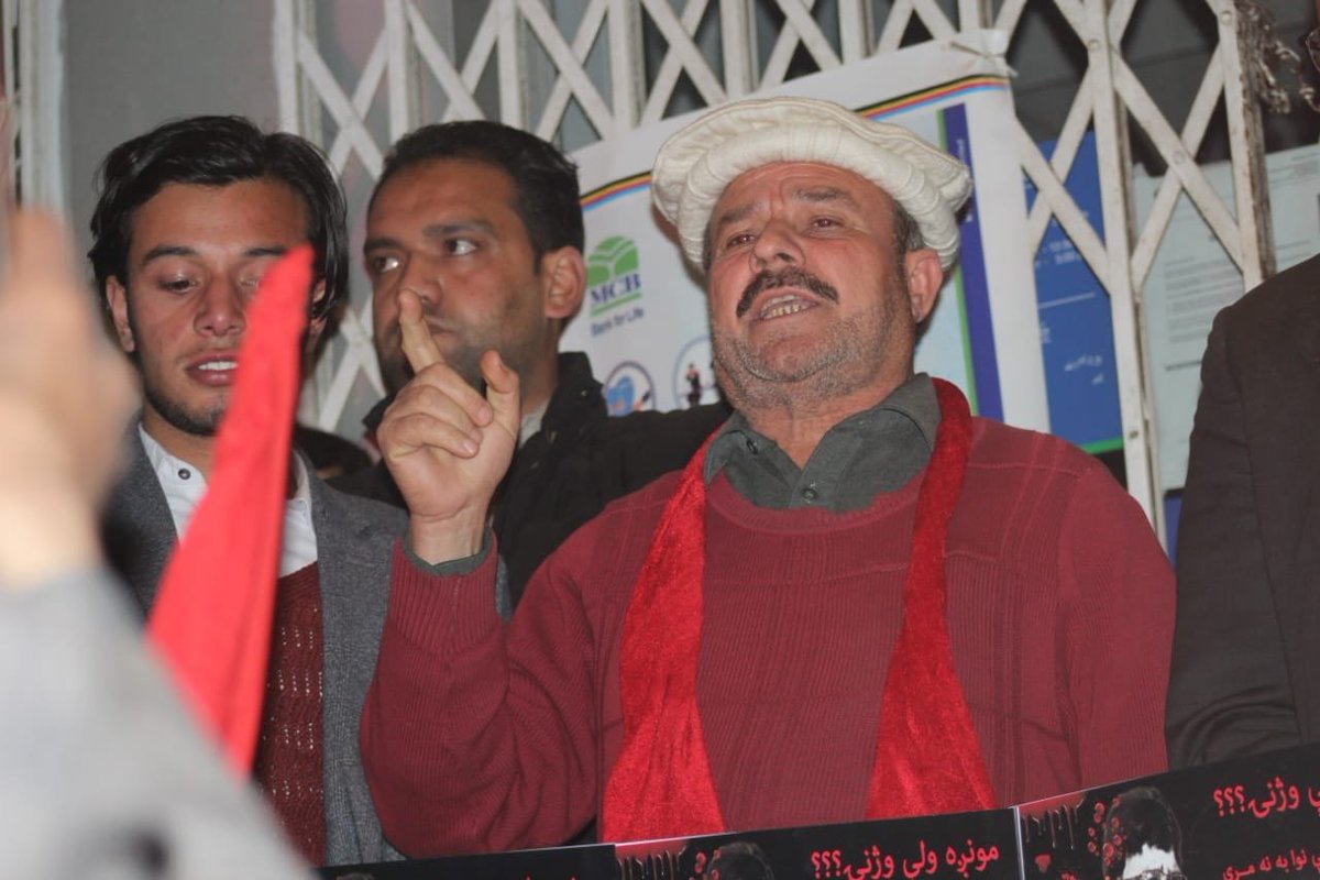 ANPMarkaz's tweet photo. پختون سٹوڈنٹس فیڈریشن دیر کے زیراہتمام اے این پی بلوچستان کے ترجمان اسدخان اچکزئی کے بہیمانہ قتل کے خلاف احتجاجی مظاہرہ۔اے این پی کے سابق ضلعی جنرل سیکرٹری میاں افتخاراحمد،ملک سہیل خان و دیگر نے خطاب کیا اور مطالبہ کیا کہ قاتلوں کو جلد از جلد گرفتار کیا جائے
#Justice4AsadAchakzai https://t.co/kjd9eKEr2c