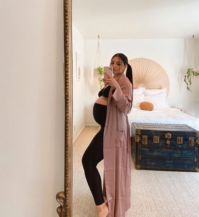 You've got to document when you're making Monday look this chic 💕 ⠀⠀⠀⠀⠀⠀⠀⠀⠀ vibes via the amazing @justinemarjan (IG) Shop Maternity and more: beyondyoga.com/collections/ma…