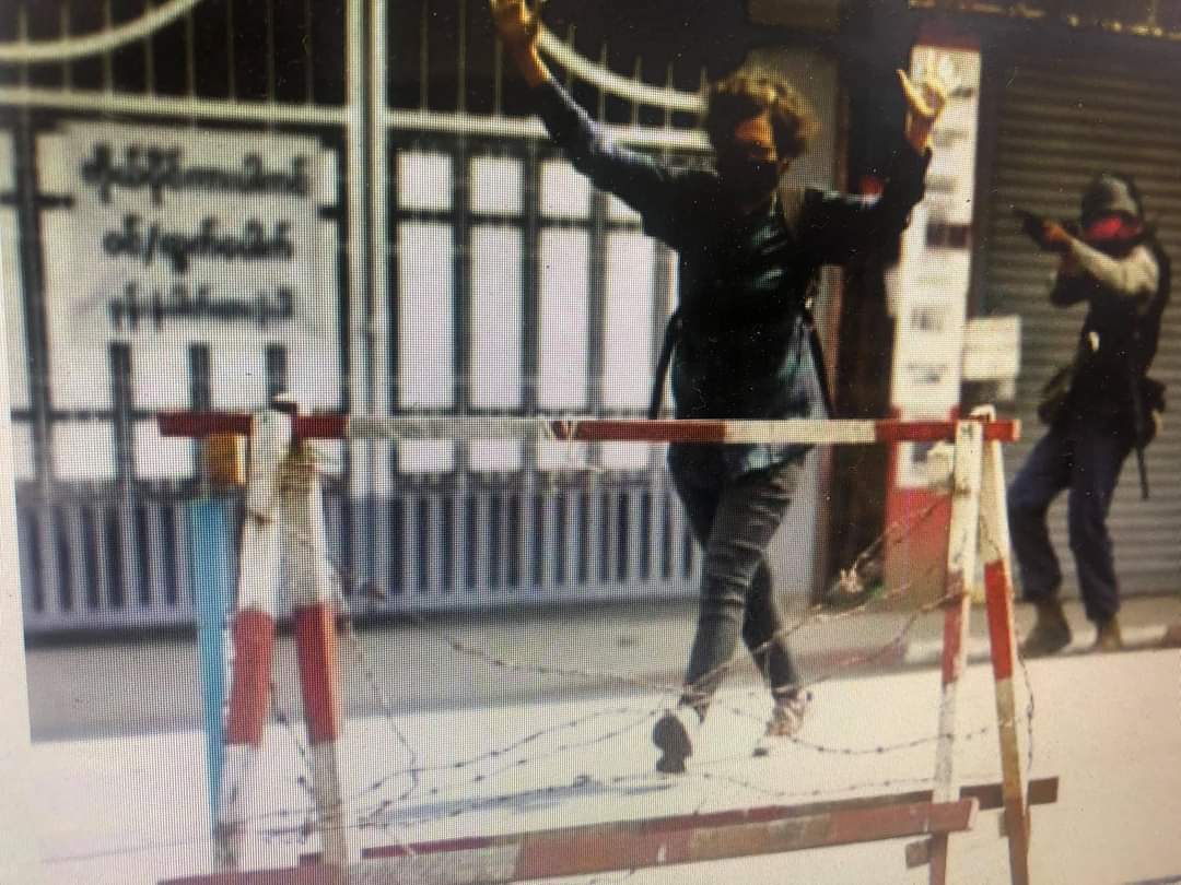 bluemr88's tweet photo. Withness of Brutality 
Innocent person, who has NO Weapons and also walks away with hands up
There is a soldier, who behind the innocent person and shoot and killed to the head
It’s called
One of the 
Act of Evil and Brutality by
Myanmar Military regime
#WhatsHappeninglnMyanmar https://t.co/FoeBk2VEC6