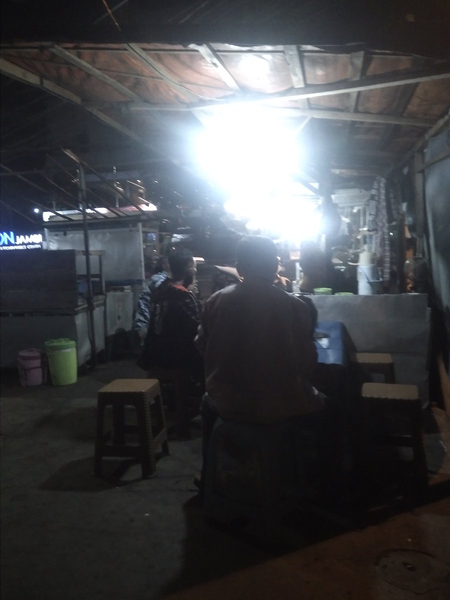febsbae1's tweet photo. warung kaki lima punya cerita https://t.co/ls74Kybtyh