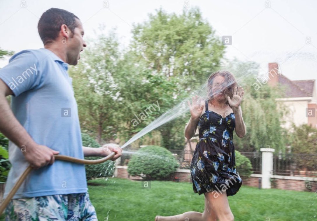 Мальчик пьёт из шланга. Картинка человек со шлангом. Садовник поливает из шланга. Шланг в руке. Девушку брызгают друг друга игра.