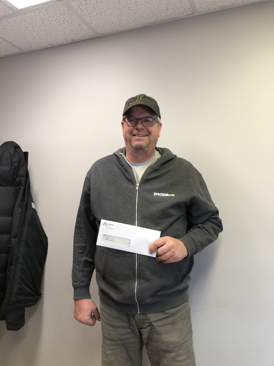 KatharynHouston's tweet photo. A cheque in hand is usually a good reason to smile - especially when it's an industry first #Prebate! 💰
Thanks for your support this year Sheldon and @PrecisionAg1! Excited to see you in the field this summer 👍🏻
@canterraseeds @agroclub_canada https://t.co/14i5lc8h12