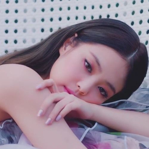heyharry991's tweet photo. #ROSE
#BLACKPINK
THE 2 MOST POWERFUL SOLO DEBUT IN KPOP HISTORY DO YOU AGREE? 
BLINK GAVE ROSÉ IS A POWERFUL STREAM
ROSÉ SOLO                 JENNIE SOLO https://t.co/jhgPjvppDH