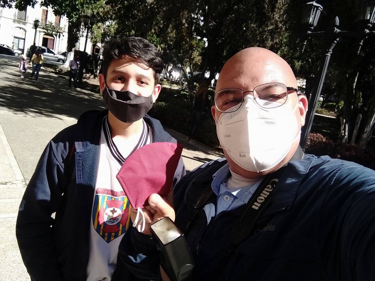 eurolobo's tweet photo. #Mar01 Un saludo fraternal y de agradecimiento, a los muchachos del 5to año del Colegio Seráfico que en su labor Social entregaron hoy tapabocas en la plaza Bolívar de #Mérida, gracias y ánimo https://t.co/DDf2G1HQnO