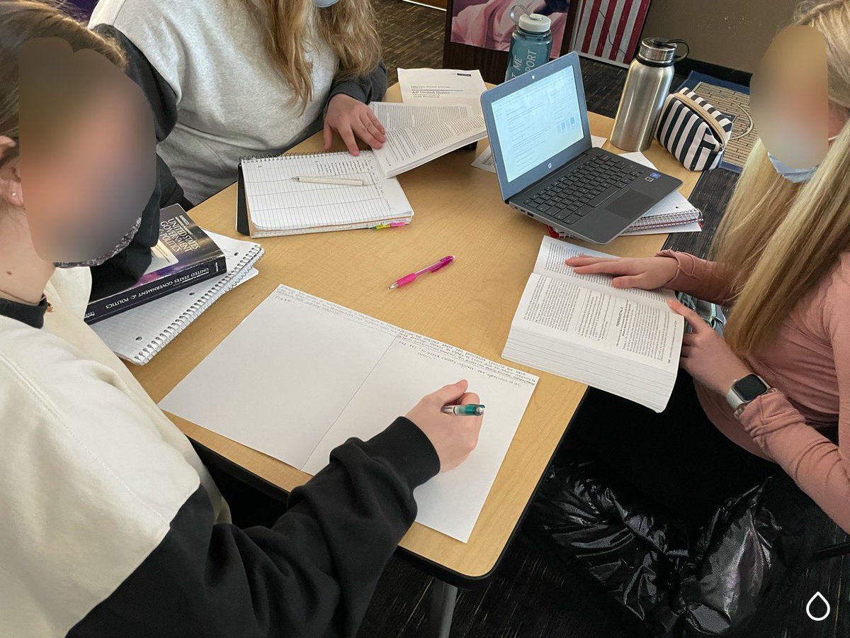 ErikJappinen's tweet photo. As a new #APGAP #APGOPO teacher, I have found @lizevansnbctโs blog to be a great resource! Tried group argument FRQ writing today to great success. @OconHS @oconschools https://t.co/zhrf8YazUT