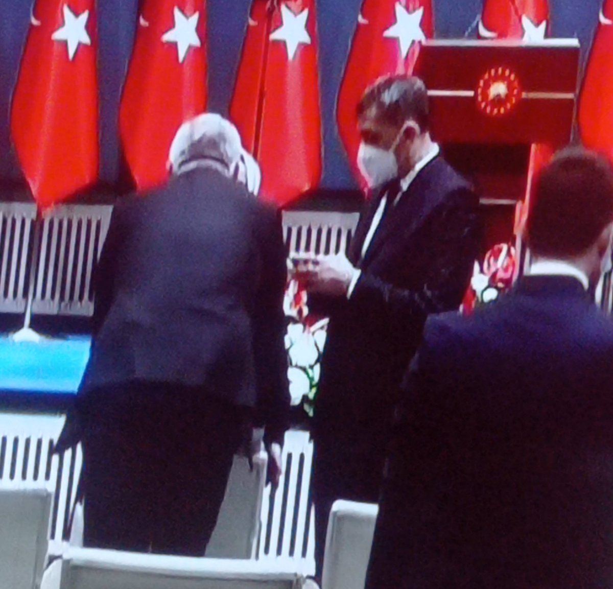 Bu şahıs bizim hayatımızı kararttı 
#NoticeTurkishStudents