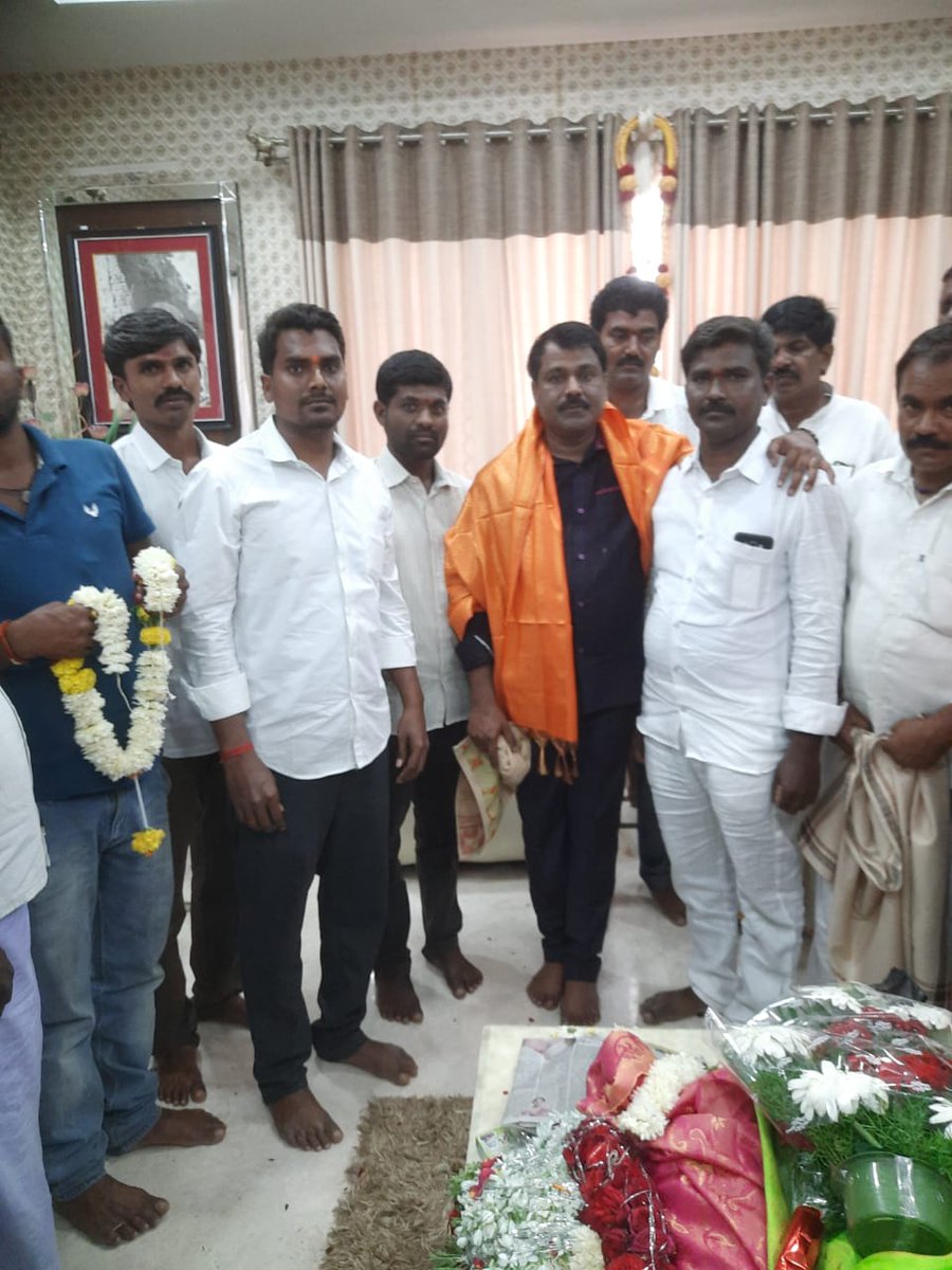 UluvaA's tweet photo. రాయచూరు రూరల్ మాజీ ఎమ్మెల్��ే, ప్రస్తుత బీజేపీ కర్ణాటక ఎస్టీ మోర్చా రాష్ట్ర అధ్యక్షులు శ్రీ వాల్మీకి తిప్పరాజు గారికి హార్దిక జన్మదిన శుభాకాంక్షలు.....💐💐 https://t.co/7an7vRGmty