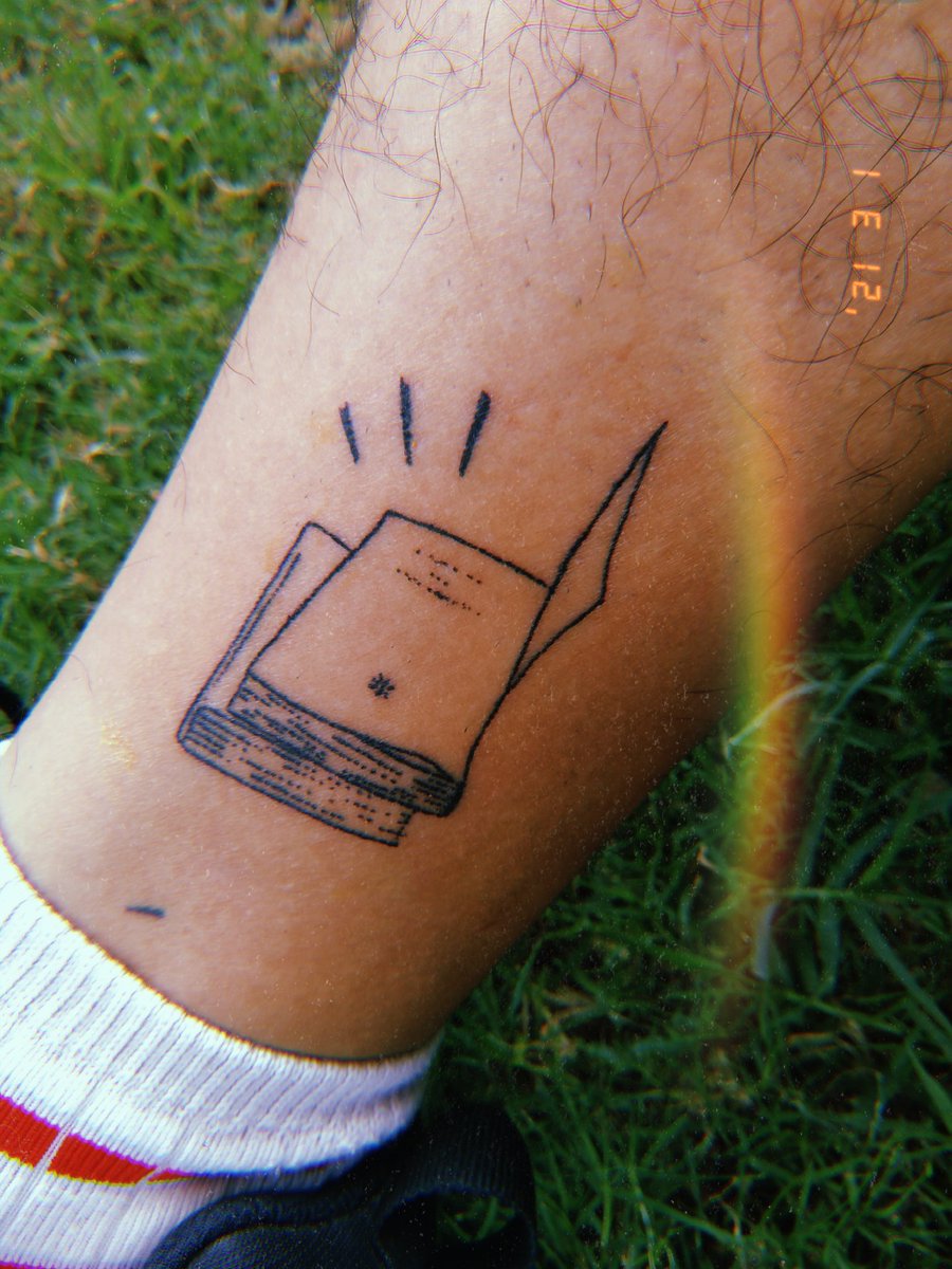 LapizSafi's tweet photo. #autotattoo #handpoke 📚 Ahora ya puedo ser bibliotecario/(? Cuando empiezan las clases??? https://t.co/SebDzCzBMD