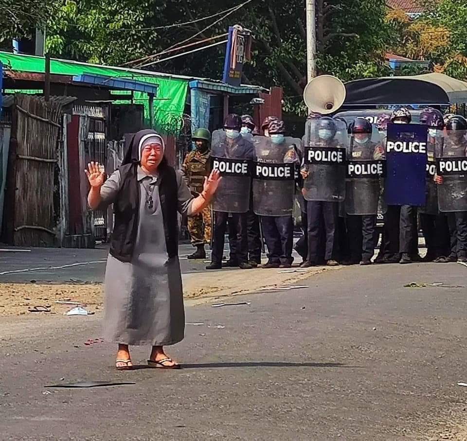 abbegrosjean's tweet photo. Birmanie. Une religieuse s’interpose entre les policiers et la foule. Elle les supplie de ne pas tirer sur les manifestants #myanmar https://t.co/Maqx42Ds4F