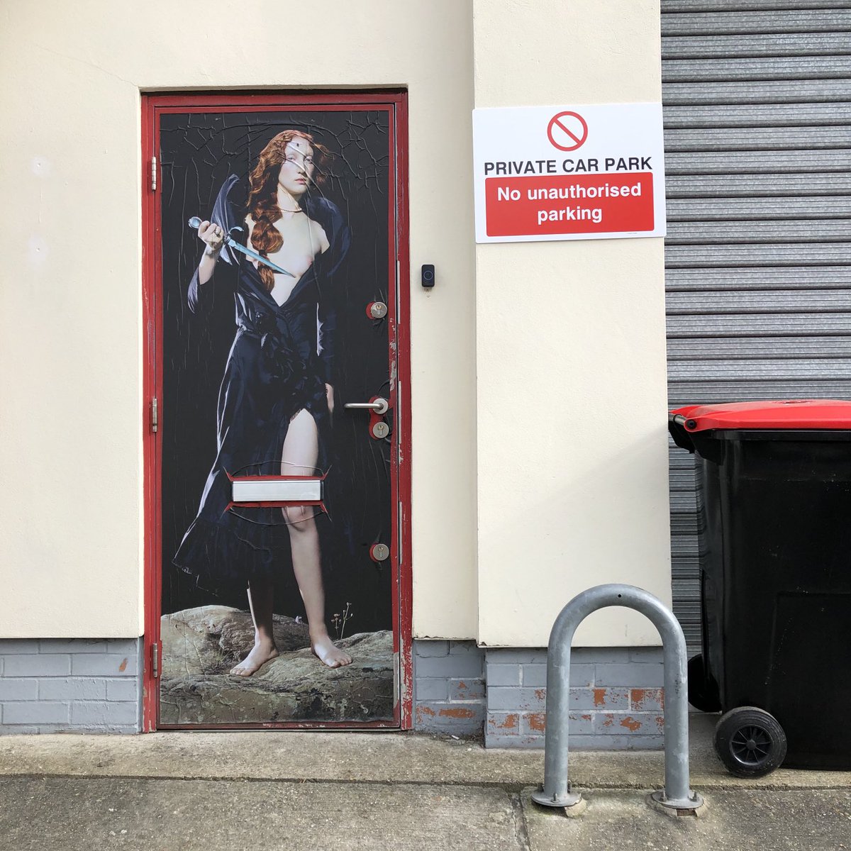 joannaofottawa's tweet photo. Geffrye Street, E2.
#doorways #backalleys #privatecarpark #eastlondon https://t.co/rVv8YToAF4