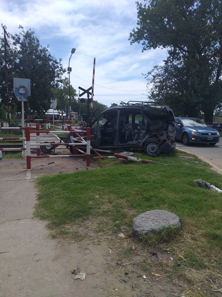 vero767's tweet photo. @todonoticias @telefe @VialidadNac 28/02/2021 tren atropella vehículo en precario cruce con deficientes señalizaciones y falta de ellas, en  RN 205 y G. Bell, Carlos Spegazzini Ezeiza, unión de Au. Ezeiza Cañuelas y RN 205 @ezeizamunicipio https://t.co/4hBLGAcblO