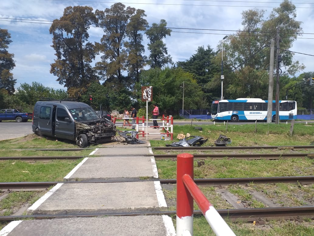 vero767's tweet photo. @todonoticias @telefe @VialidadNac 28/02/2021 tren atropella vehículo en precario cruce con deficientes señalizaciones y falta de ellas, en  RN 205 y G. Bell, Carlos Spegazzini Ezeiza, unión de Au. Ezeiza Cañuelas y RN 205 @ezeizamunicipio https://t.co/4hBLGAcblO