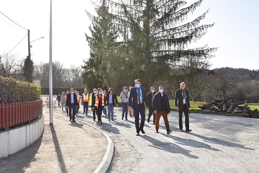 LimMetropole's tweet photo. #Aménagement | Visite aujourd'hui du lotissement de Villefélix à #Couzeix. Limoges Métropole procède depuis 2019 à des #travaux d'envergures au sein du lotissement de plus de 80 habitations. Coût de l'opération : 1 733 000 € financés par la Communauté Urbaine.
@VilledeCouzeix https://t.co/yO7RvWQJlU