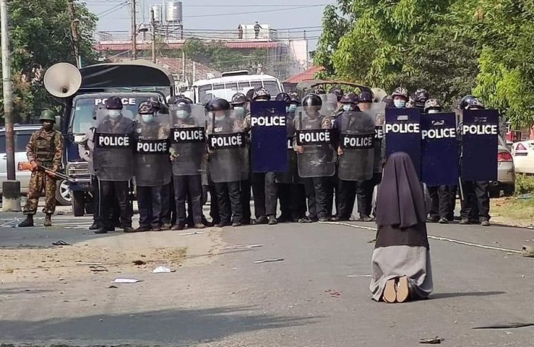 VaniaDeLuca's tweet photo. Suor Ann in Myanmar mi ha ricordato lo scatto simbolo di piazza Tienanmen, più di 30 anni fa https://t.co/BNpvVfsIZh