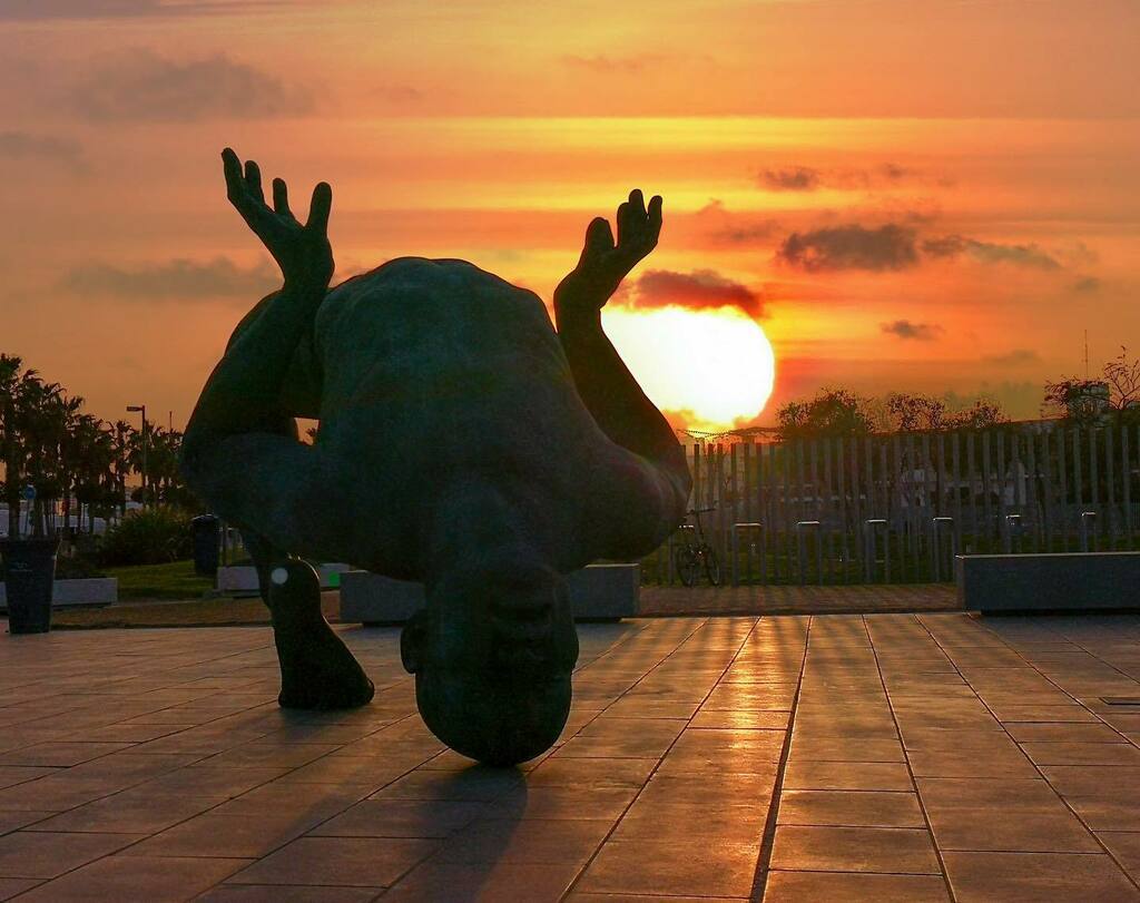 JMalavia's tweet photo. We love Valencia and its sunsets 😍😍.
.
.
.
@coderch.malavia.sculptors @lamarinadevalencia #gigantedesal #giantofsalt #monumentalsculpture #valencia #sculpture #visitvalencia #sunset #figurativeart #contemporaryfigurativeart #butoh https://t.co/6gKWh9GhTM