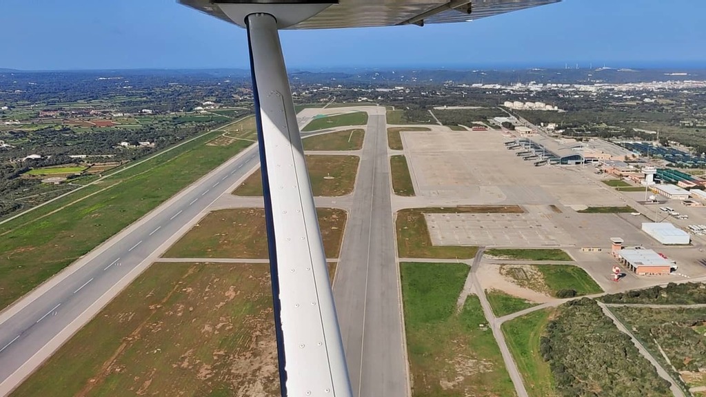 En ocasiones nos dejan juzgar en el patio de los niños grandes. Muchas gracias a los compañeros de @controladoresaereos_esp de #Menorca por el control.
#MallorcaULM
#instaaviation #instagramaviation #aviationlovers #planespotting #planeporn #avporn #airp… instagr.am/p/CL4hLAsjExX/