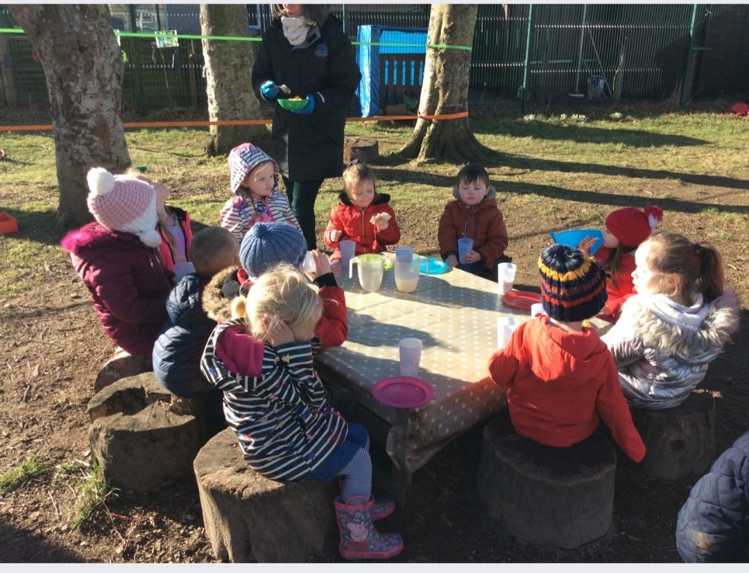 DrakiesELCC's tweet photo. Pizzas cooked on our fire pit 😋 @DrakiesPS #stayingsafe #independence #teamwork #fulltummies https://t.co/SrWLaUiCvI
