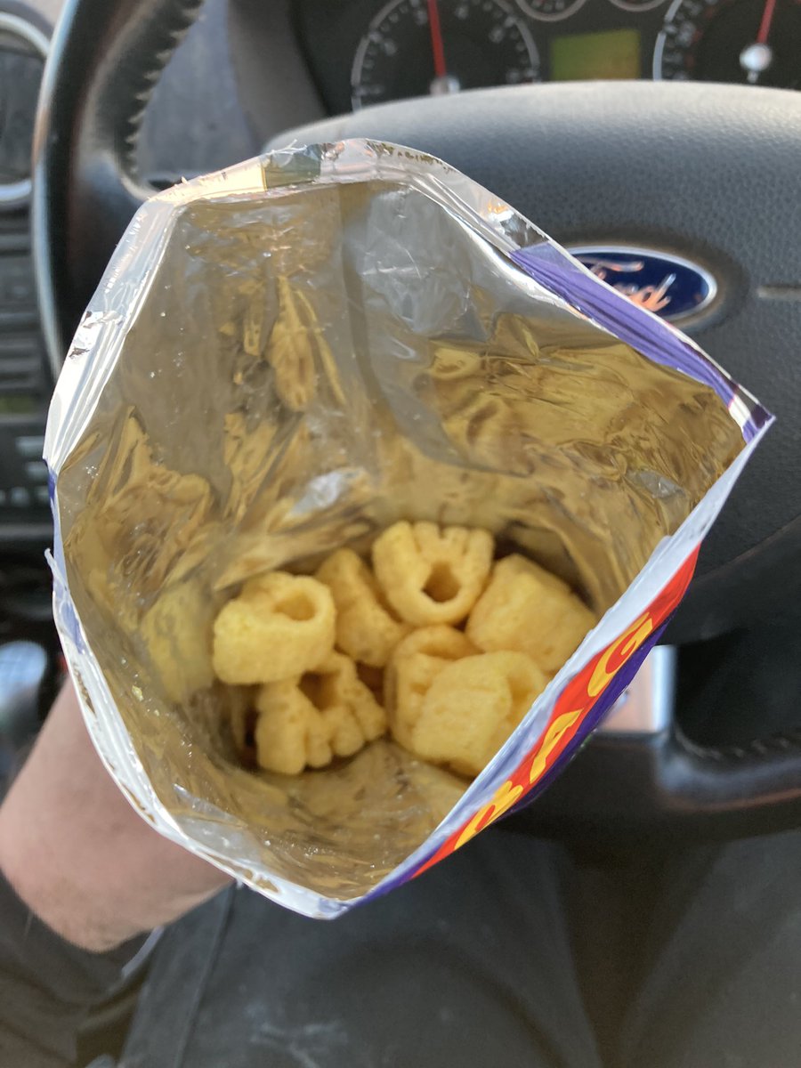 mattyjaja's tweet photo. @walkers_crisps grab bag! Not even half bag! https://t.co/2vcV1iV7kO