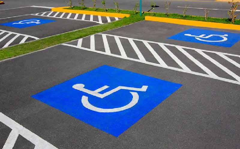 Para quien no lo sepa, ese espacio extra, es la franja de transferencia y no se debe obstruir porque sirve para que una Persona con #discapacidad pueda subir y bajar del vehículo sin problemas aún con ayudas técnicas(silla de ruedas, scooter, andador, etc)
#YoCuido #SoyCuidadora