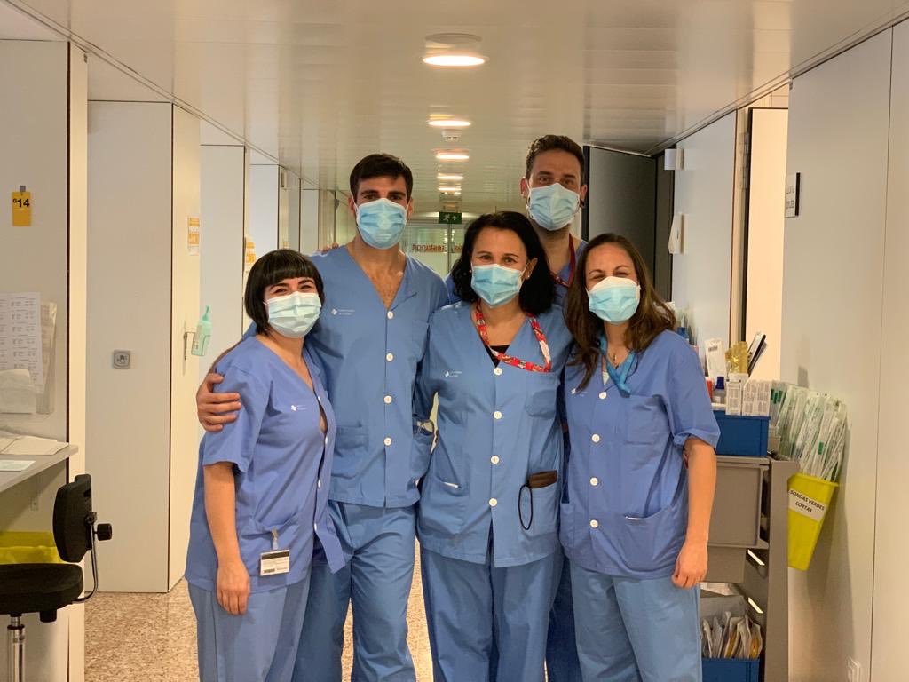 rjustel1's tweet photo. Els fisioterapeutes a les UCI tenen un paper clau en la recuperació funcional dels pacients crítics i en la prevenció de complicacions derivades. 👏👏👏 la seva presència continua i treball en equip @hbellvitge. #hospitalenxarxa @rosa94786599 @Sus12345678 @Marcmoliner1 @fisiohub https://t.co/dRCV7V1IKB