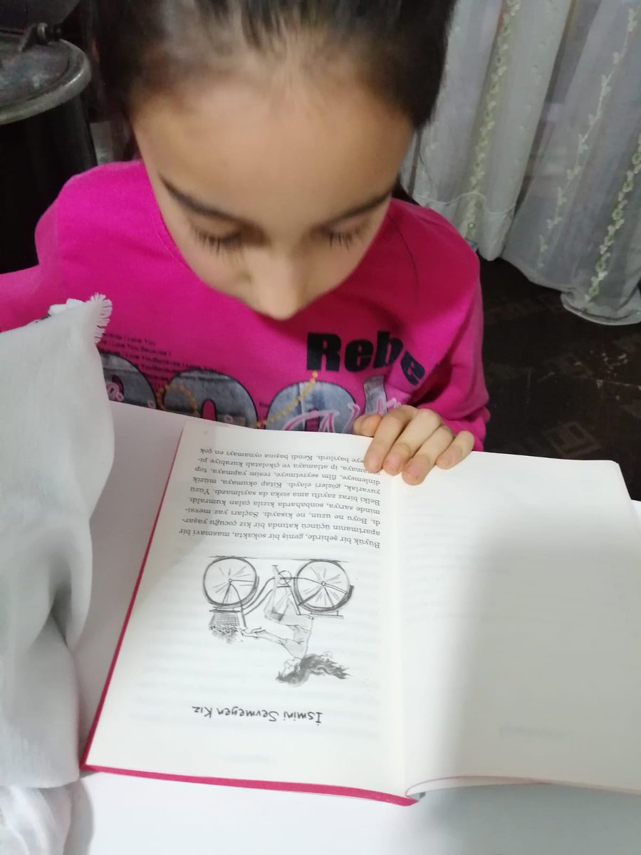 soyluzynp's tweet photo. Eskil İlkokulu kitap kurtları. 
#EnBüyükReytingAilemleKitapOkumak
#EskilOkuyor
#TuzGölündeKitapOkumak
@hmzaydg @aksarayvaliligi @EskilKaymakamli @Eskil_MEM @eskililkokulu https://t.co/bB5yQ1n0Jg