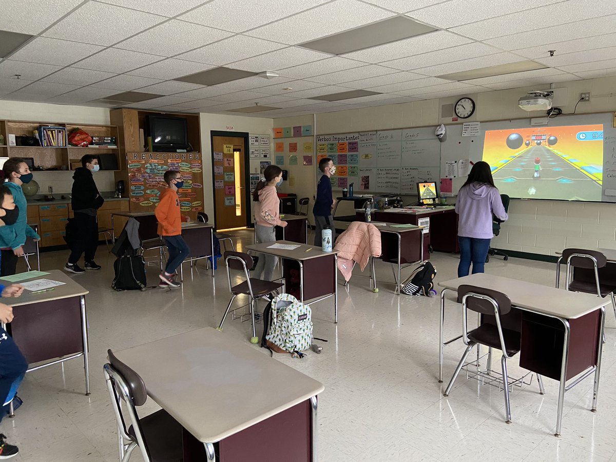 Zack_DOrsi's tweet photo. Brain Breaks are SO important en la clase de español! Love using wii fit obstacle course videos to get out some energía and get back in the zone! 🎉🎉 #HablamosEspañol #BrainBreaksRock #TheBoro02035 @AhernMiddle https://t.co/ezpDbRZ5jE