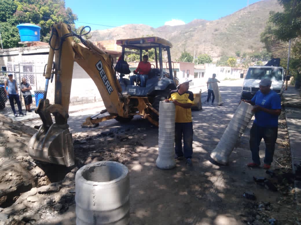 #01Mar 
Atraves del trabajo en conjunto de Hidrócentro, el equipo de ingeniería Municipal ,y gracias al apoyo del Gobernador <a href="/R_MarcoTorres/">Rodolfo Marco Torres</a> continuan las labores de sustitución de tuberías de aguas servidas en el sector Zamora I.
#PrevenirEsVencer