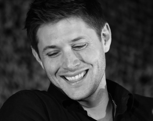 Бывший улыбается. Улыбающийся человек. Че улыбаешься. Красивая мужская улыбка зубы. Бывший улыбается.