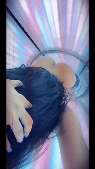 tanning my ass 🔞 https://t.co/9ilJamQaef
