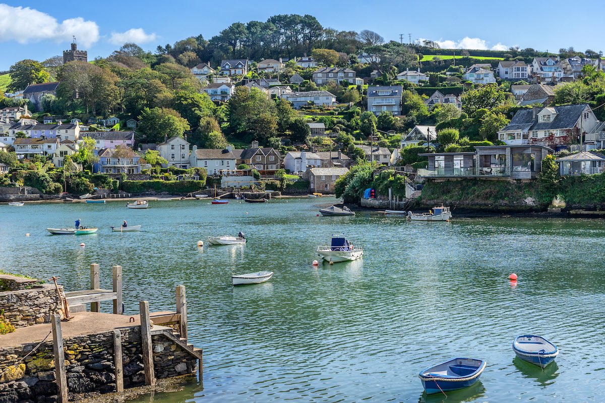 DISCOVER THE BEAUTY OF ENGLAND BY WATER THIS SUMMER✨ From open channels to secluded rivers, be in-the-know on how to make the most out of the English waters, where to anchor your boat and even enjoy some incredible dining spots. Message for itineraries ⚓️