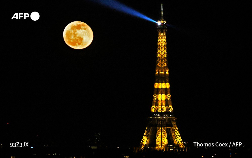 afpfr's tweet photo. #instantané 📷 La lune gibbeuse décroissante 🌖 apparaît dans le ciel après la pleine "Lune de neige" du week-end, près de la Tour Eiffel à Paris, le 28 février 2021 @TomCOEX @AFPphoto #AFP https://t.co/w6ogTri9QI
