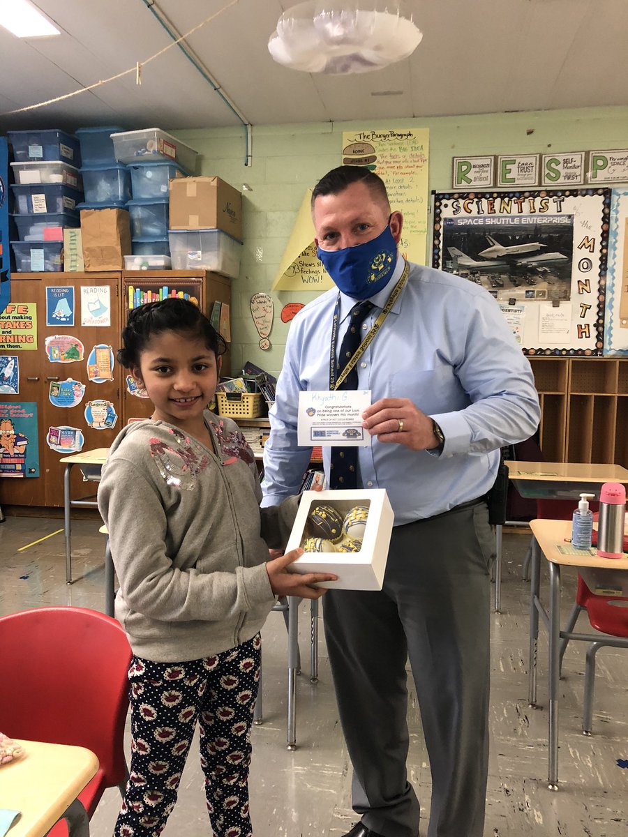 First #LionPride🦁 Prizes delivered by @Braunsdorf25 today! Congrats Khyathi! 
Loving our new #PBSIS program! #BestStaffEver #HotCocoaBombs #TieDyeTees #BeResponsible #BeRespectful #BeKind #WTSD @25Lafayette @StaceyArvanites