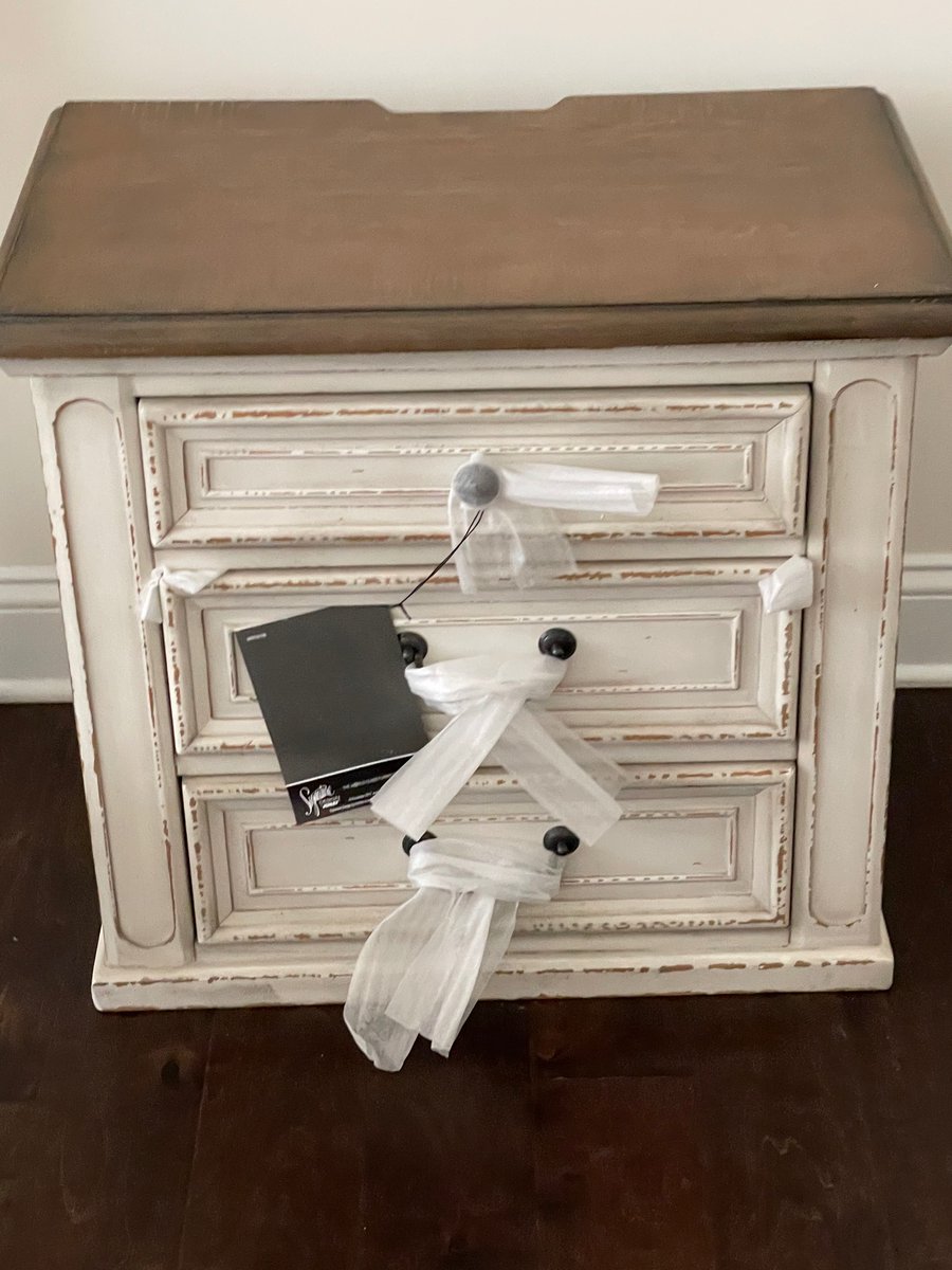 DeniseMarieKay's tweet photo. Hey @AshleyHomeStore  @AshleyHomeHelp  I paid for service!! https://t.co/7Qydp96n37