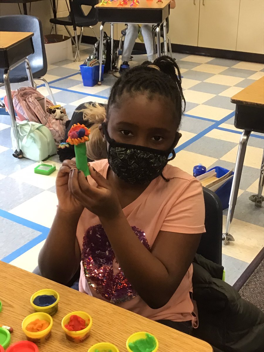 Darcangelo_WHES's tweet photo. I love when my kiddos get excited about our new science units! 🌱🌻🌿 🌺 #creativityfordays #makinglemonade #groWHere https://t.co/rUr5iaDYTY