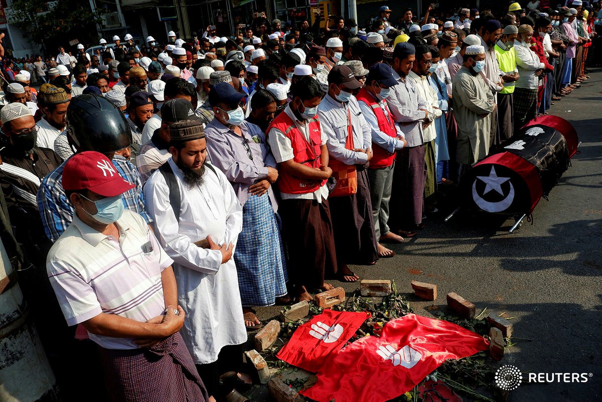 Total 1213 people have been arrested since the coup started in Feb 1, now #913 people are still junta prisons until March 1, estimated 30 people killed due to violent and arbitrary crackdown. A funeral of a woman who shot dead by police on March 1. #WhatsHappeningInMyanmar