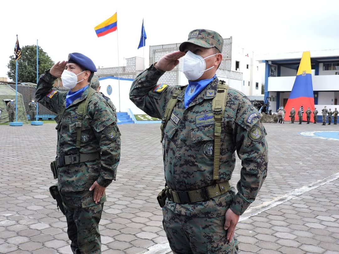 FuerzaAereaEc's tweet photo. En #Latacunga se realizó la ceremonia militar de Cambio de Mando de la Escuela de Perfeccionamiento de Aerotécnicos #EPAE, entre el coronel Johnny Logroño y teniente coronel Roberto Valencia, Directores entrante y saliente, respectivamente. https://t.co/D4z3yHfjZR
