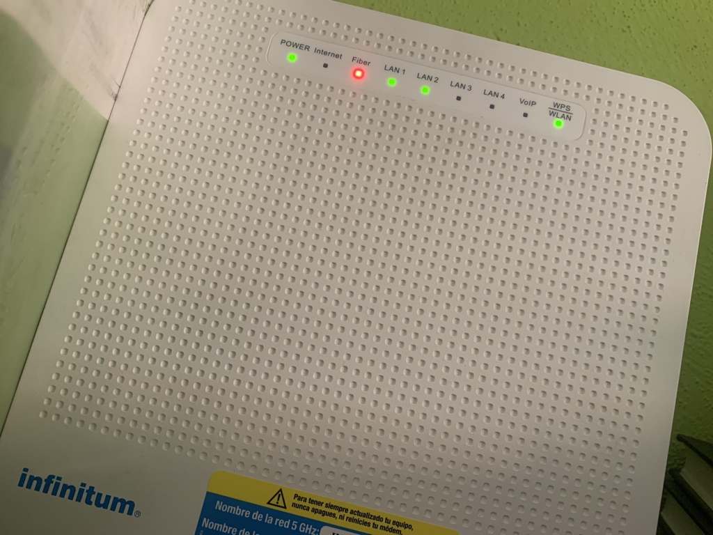 NadieMeEscribe's tweet photo. Hola @TELMEXSoluciona te contesto tu pregunta y tu mail de esta mañana, ¿que si sé cuánto internet tengo con TU fibra óptica?, la respuesta es ¡CERO, NADA, UN ROBO porque tu pinche fibra y tu servicio y tu soporte son un robo!, e @IFT_MX te deja robarnos y no hace nada. https://t.co/y7nJyjtAyy
