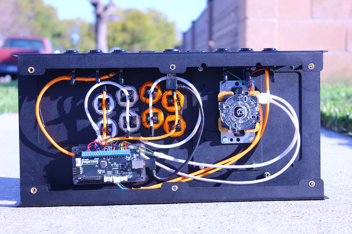 AviaanFGC's tweet photo. Rolling Thunder！

Nishinoya Yuu themed fightstick featuring custom wiring to match his uniform!

Case - @AllFightSticks 
Art - @focusattack 
Pars - Focus Attack &amp; @ArcadeShock https://t.co/1vziI8Rht5