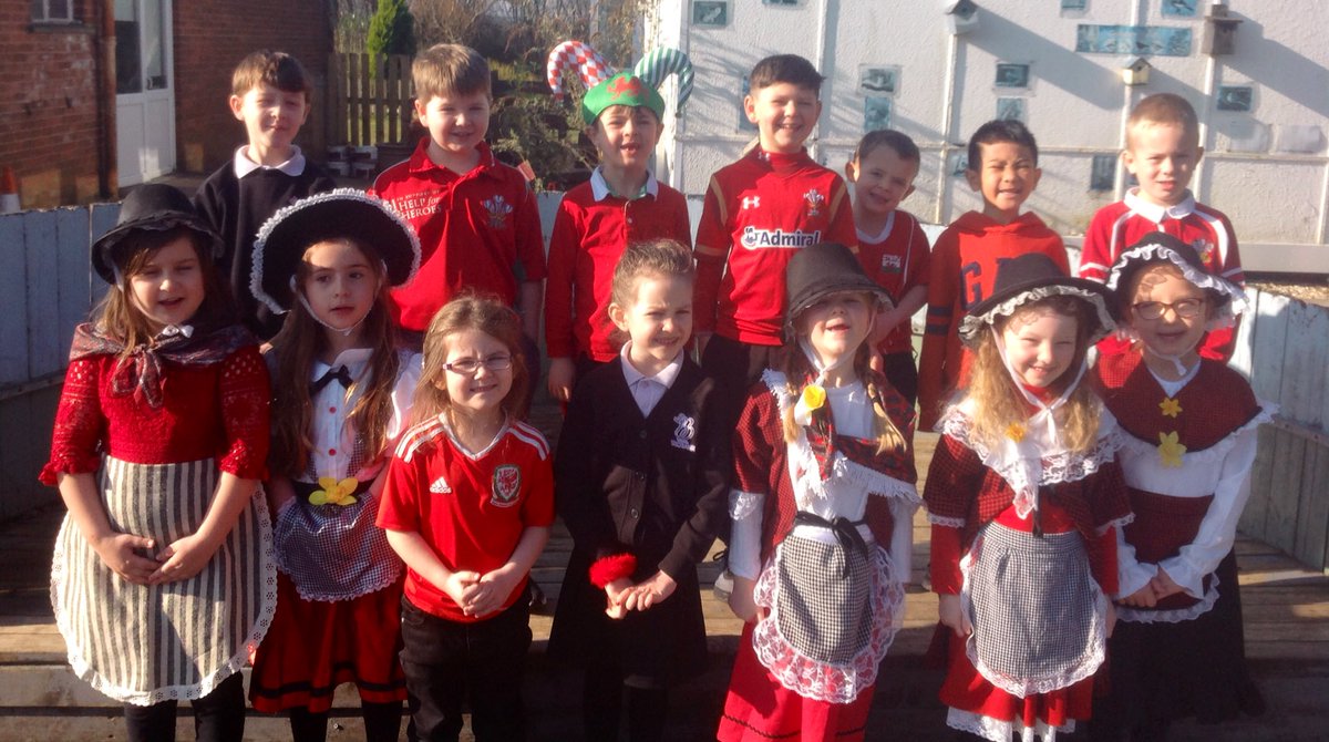 BroBanw's tweet photo. Dydd Gwyl Dewi Hapus 2021 - Blwyddyn 1/2Cymraeg @BroBanw @Siarteriaith #banwcymraeg https://t.co/hnzwjbSOyX