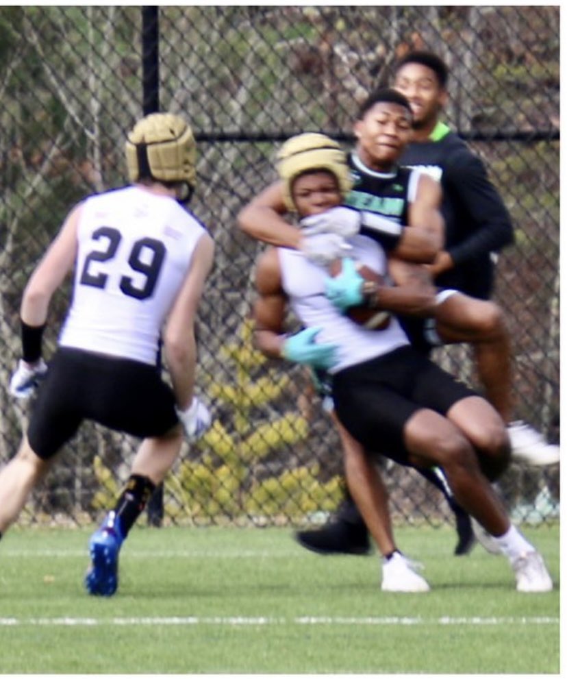 Kandiekane342's tweet photo. No fly zone. They tried him though. DB high... https://t.co/rtXOdBZ22g