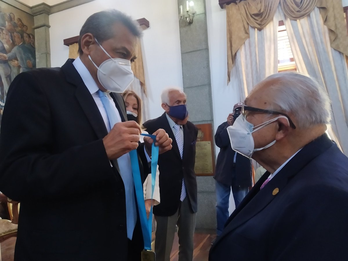 GoberMerida's tweet photo. #Mar01 En el marco de la conmemoración de los 113 años del natalicio de Don Rómulo Betancourt, el gobernador @RamonGuevara otorgó la Orden 23 de mayo a insignes merideños, que han marcado el devenir social y democrático del estado https://t.co/XZVekfaT5C