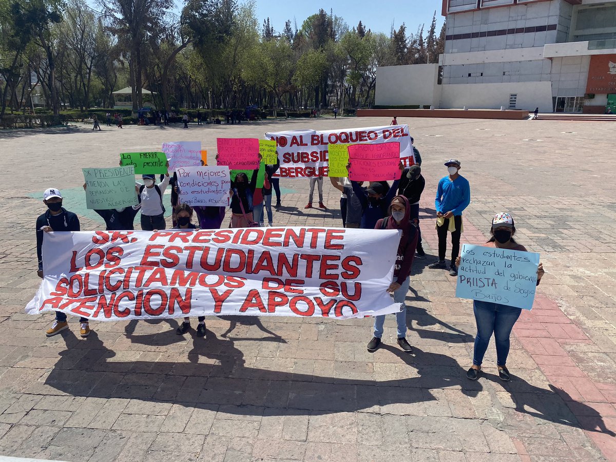 FnerHidalgo's tweet photo. Estudiantes marchan para exigir mejores condiciones y evidenciar el mal gobierno municipal  de @sergiobanosr https://t.co/ceLRteufA3