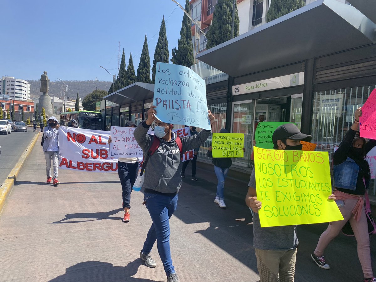 FnerHidalgo's tweet photo. Estudiantes marchan para exigir mejores condiciones y evidenciar el mal gobierno municipal  de @sergiobanosr https://t.co/ceLRteufA3