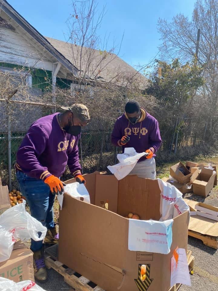 MIGHTY9TH's tweet photo. Houston, Texas - In effort to aid families to recovering from Houston’s Winter storm, members of Omega Psi Phi Fraternity Inc Rho Beta Beta chapter joined forces with councilwoman Tarsha Jackson of Houston City Council District B to distribute food to 400 families #9thDQuesUplift https://t.co/FoUkAk18t3