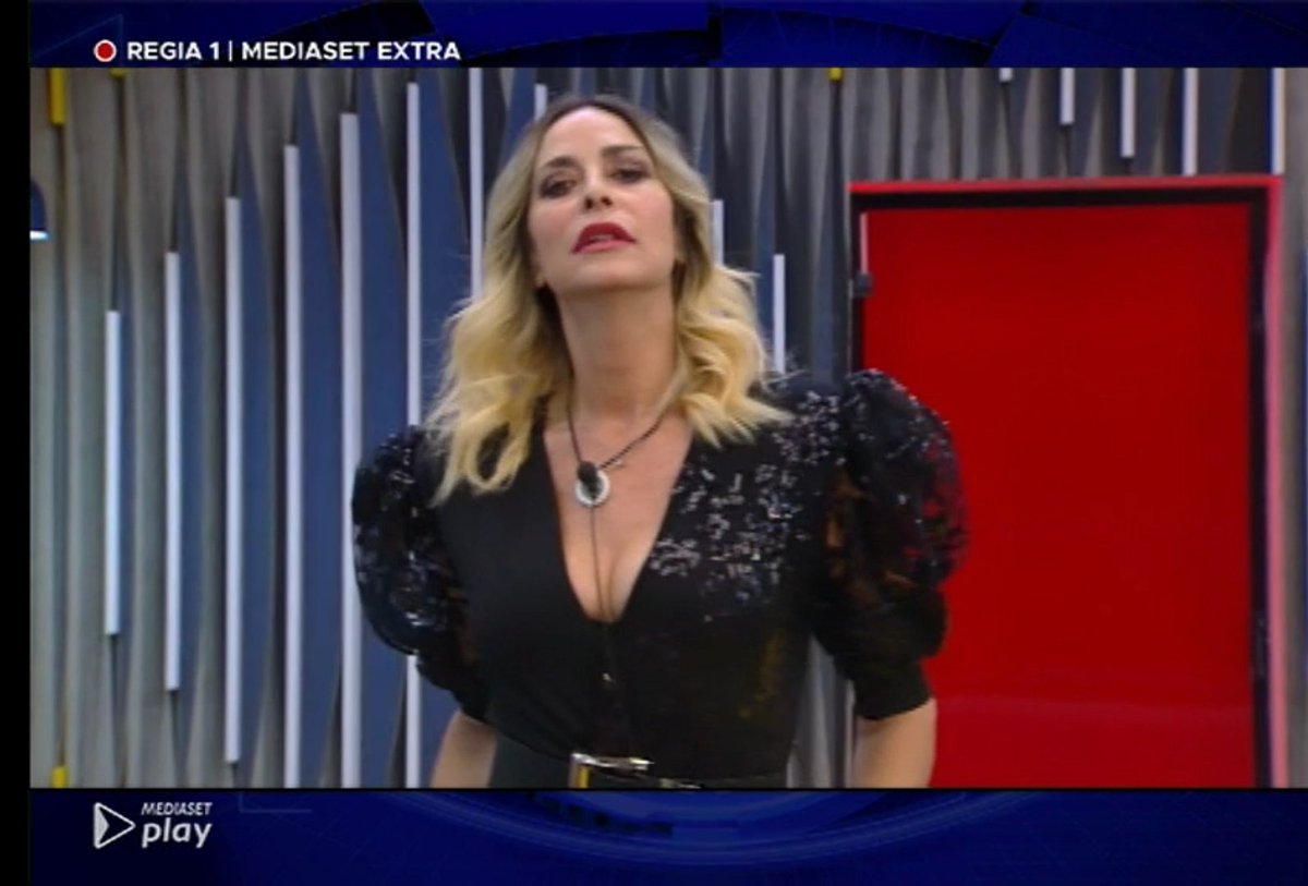 Ina93575908's tweet photo. Sei bellissimaaaaa sei la nostra QUEEN 👑 #tzvip #sovip #zorzando #viperelle #zorzelli #oppiners #gregorelli #zorpini #zorpini #zorzetta #zormello #zengavó @stefyorlando @SimoGianlorenzi https://t.co/xBWgxqez6o