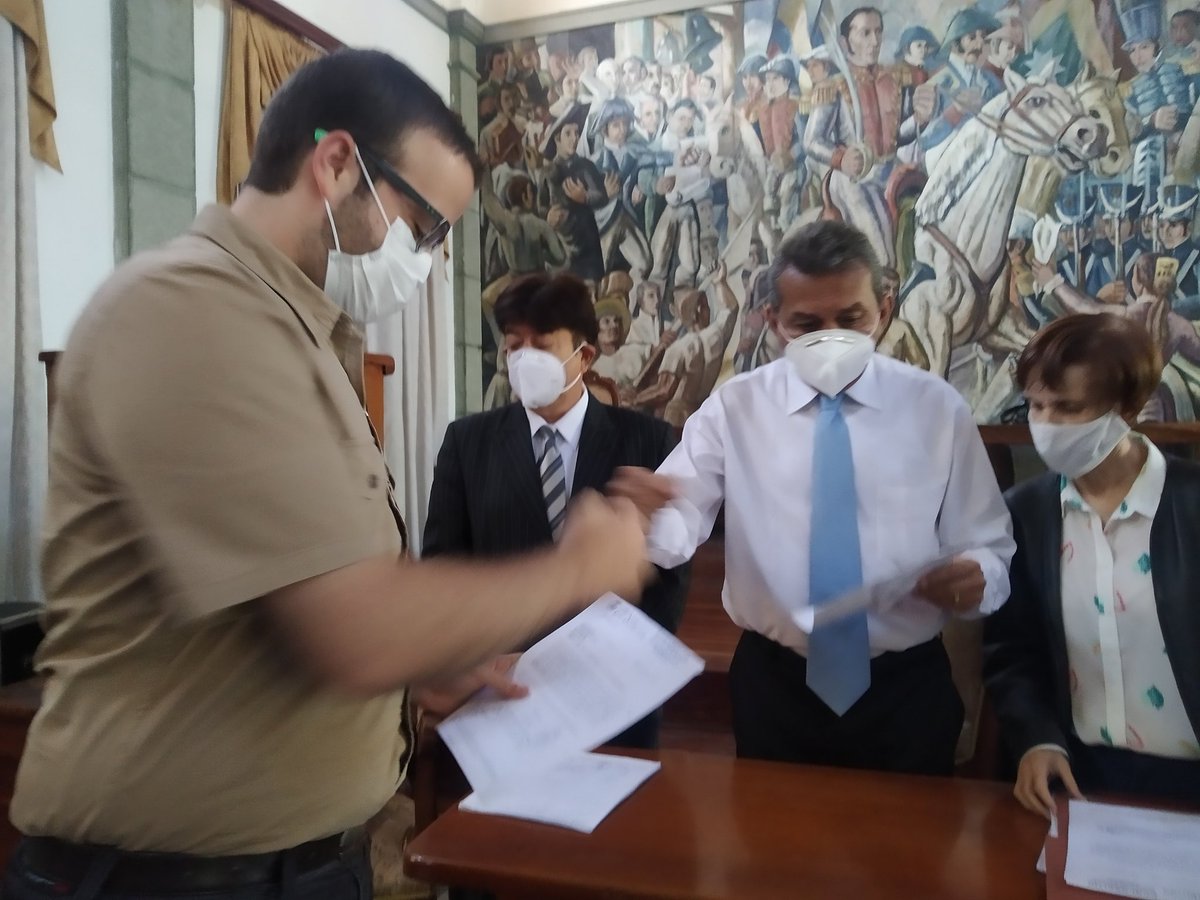 GoberMerida's tweet photo. #Mar01 Veinte médicos que culminaron su artículo 8, suscribieron su extensión de contrato para seguir prestando sus servicios en la red de ambulatorio y hospitales del estado, con la presencia del gobernador @RamonGuevaraMRD como testigo de excepción https://t.co/ZBz00AbBUu
