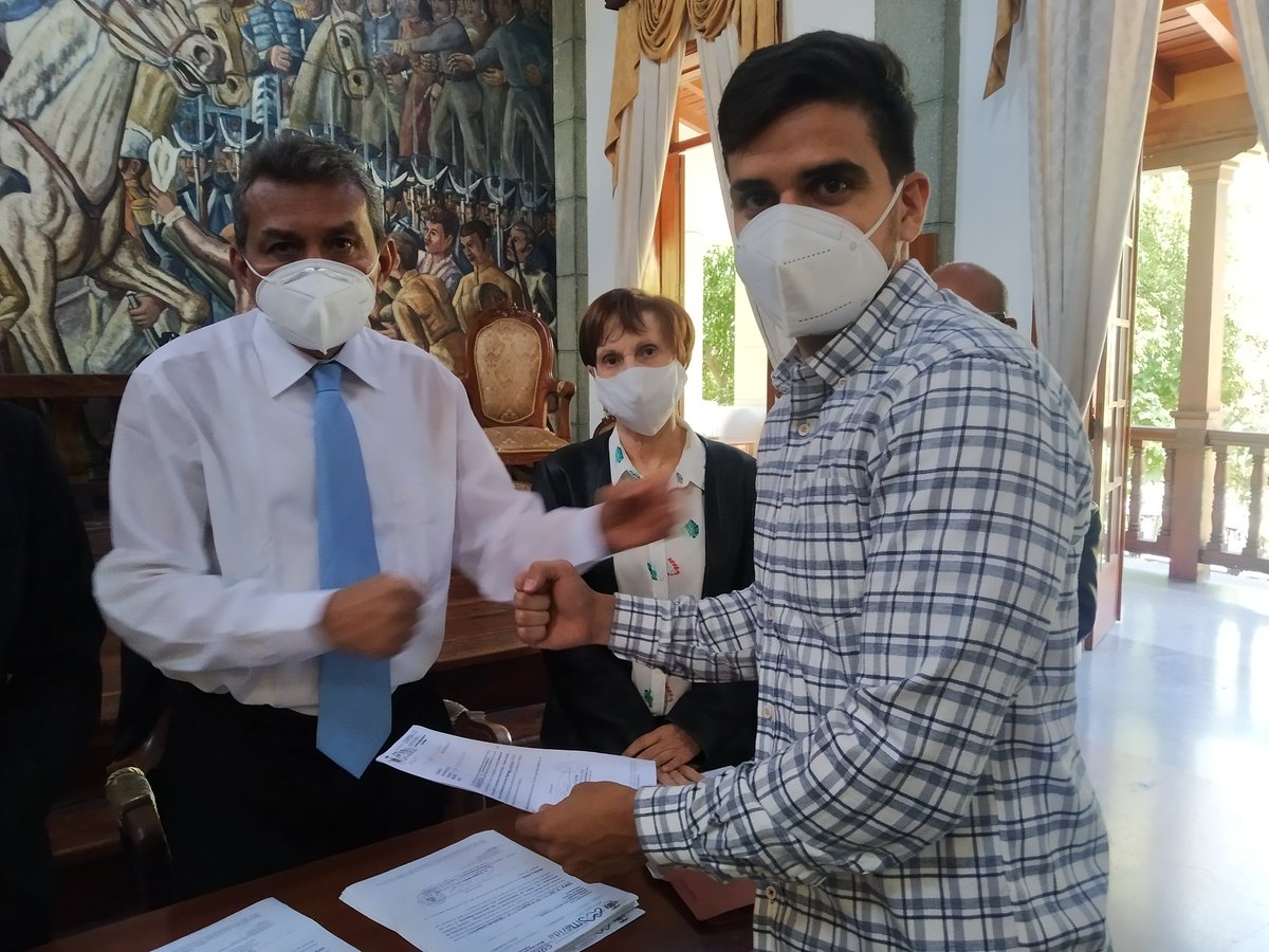 GoberMerida's tweet photo. #Mar01 Veinte médicos que culminaron su artículo 8, suscribieron su extensión de contrato para seguir prestando sus servicios en la red de ambulatorio y hospitales del estado, con la presencia del gobernador @RamonGuevaraMRD como testigo de excepción https://t.co/ZBz00AbBUu