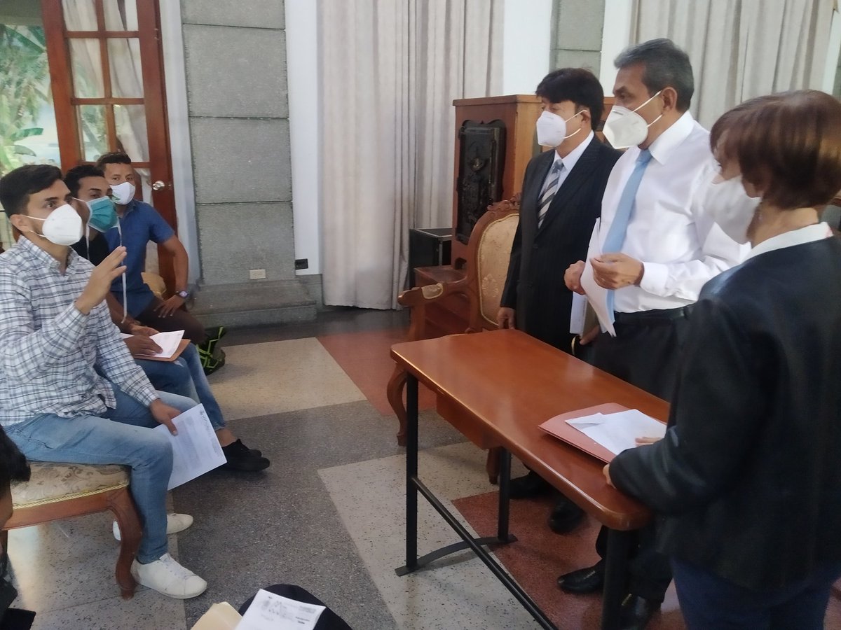 GoberMerida's tweet photo. #Mar01 Veinte médicos que culminaron su artículo 8, suscribieron su extensión de contrato para seguir prestando sus servicios en la red de ambulatorio y hospitales del estado, con la presencia del gobernador @RamonGuevaraMRD como testigo de excepción https://t.co/ZBz00AbBUu