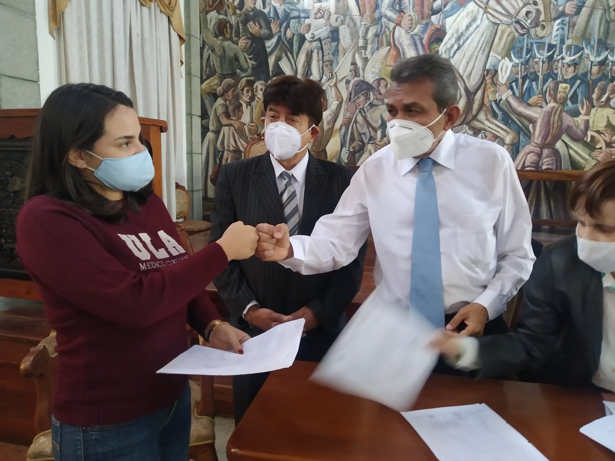GoberMerida's tweet photo. #Mar01 Veinte médicos que culminaron su artículo 8, suscribieron su extensión de contrato para seguir prestando sus servicios en la red de ambulatorio y hospitales del estado, con la presencia del gobernador @RamonGuevaraMRD como testigo de excepción https://t.co/ZBz00AbBUu