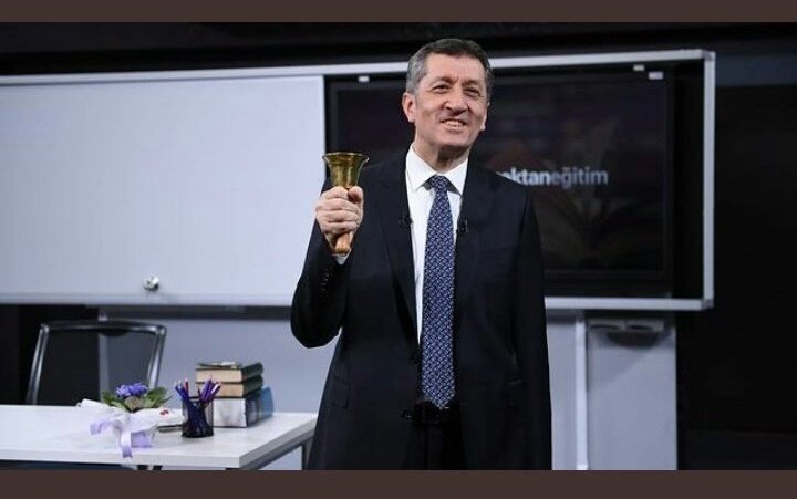 haruto_forever1's tweet photo. Mutlu musun Zıyacım artık???
 İliklerime kadar nefret ediyorum senden #NoticeTurkishStudents https://t.co/GmF4amKO71